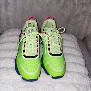 Size 10 mens Nike tennis.